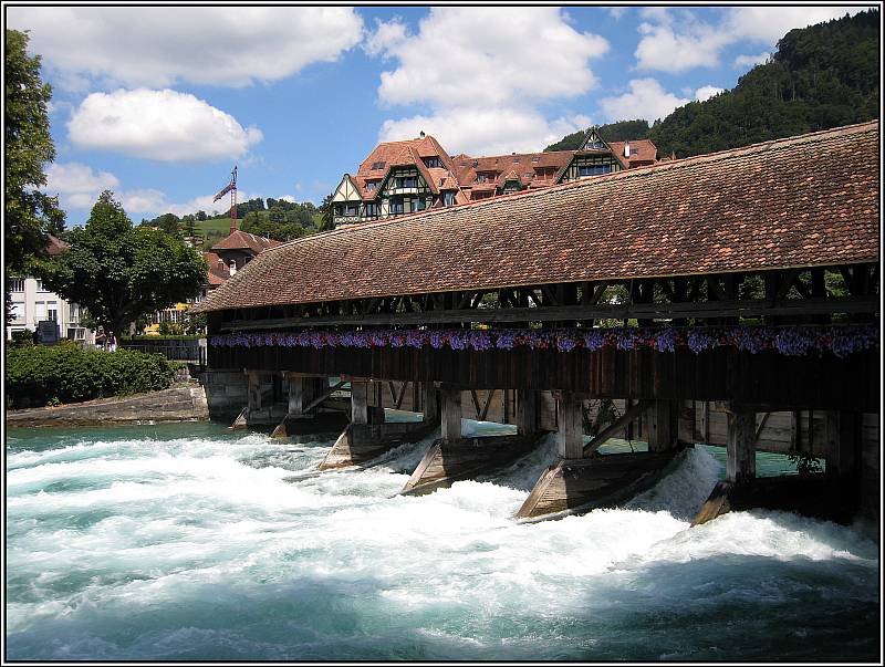 Eine weitere alte Schleusenanlage an der Aare in Thun, die auch als Fugngerbrcke dient. (23.07.2008)