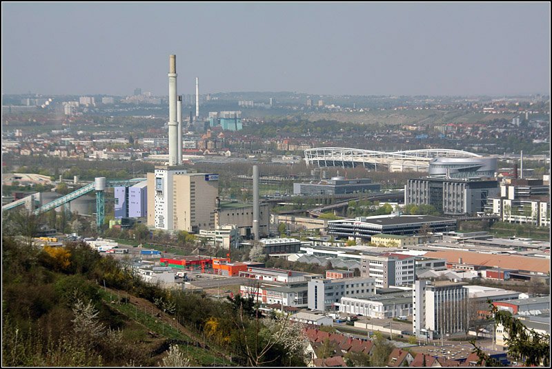 Eine weitere Ansicht des Stuttgarter Neckartales: Vorne links das Kraftwerk Gaisburg, dahinter das Kraftwerk Mnster. Vor der Mercedes-Benz Arena kann das Mercedes-Benz Museum erkannt werden. Eine Industrielandschaft, die sich wohl am Beginn ihrer grten Krise befindet. 10.04.2009 (Matthias) 