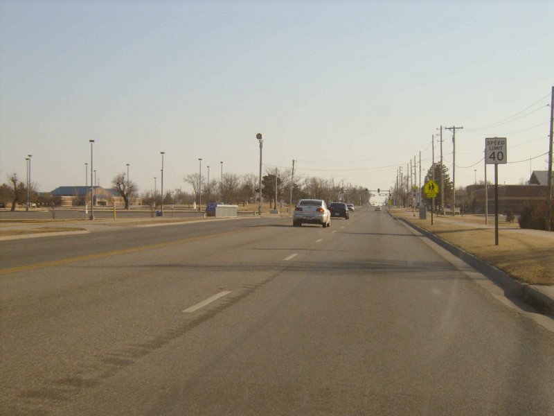 Eine der zwei Andover School Districts (USD 385) mit der High und Middle School links und der Elementary School mit dem District Stadium rechts der Andover Road.