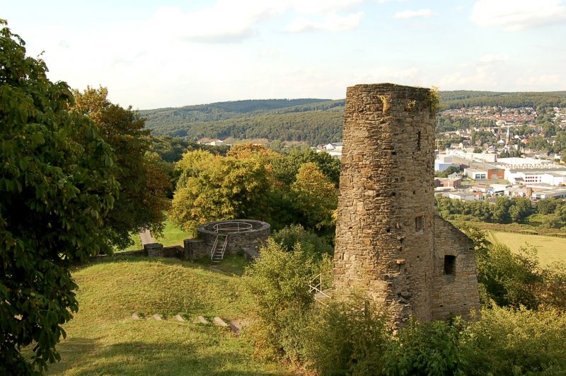 Einer der drei verbliebenen Trme der Burg Volmarstein, die zur Stadt Wetter gehrt. Im nchsten Jahr am 2. und 3. Juli findet hier wieder ein Irish Folk Festival statt.
