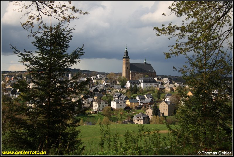 Einer der schnsten Blicke des Erzgebirges bietet sich vom Gleesberg aus auf die alte Bergstadt Schneeberg. So gesehen am 02.05.08.