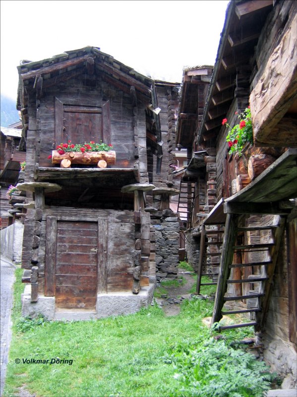 Eines der wenigen erhaltenen Huser des ursprnglichen Zermatt - 14.8.2005
