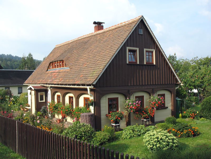 Eines der zahlreichen gepflegten Umgebindehuser im Kurort Jonsdorf (Zittauer Gebirge) - 14.08.2007
