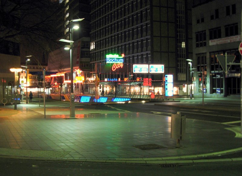 Einfahrt zum Boulevard bzw. Stadtbad-Parkhaus in Bochum, gegenber vom Hauptbahnhof am Abend des 27.01.2008