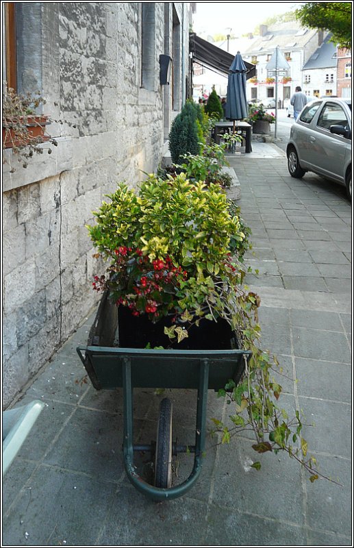 Einfallsreicher Blumenschmuck in den Strassen von Nismes. Die Huser sind vorwiegend aus grauen Natursteinen aus dieser Region Belgiens gebaut. 28.09.08 (Jeanny) 