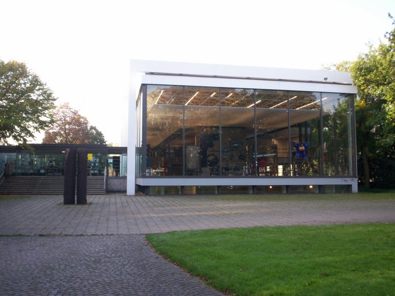 Eingangsbereich des Wilhelm Lehmbruckmuseum, im Kantpark, in Duisburg! .    .
Der Kantpark eine ca. 100 ha groe Erholungsflche mit Spielplatz und ber 40 Auenskulpturen, die dem Brger, ein wenig von moderner Kunst vermitteln, whrend man sich im Park erholt. Im Kantpark befindet sich  das Wilhelm Lehmbruckmuseum. 

www.lehmbruckmuseum.de