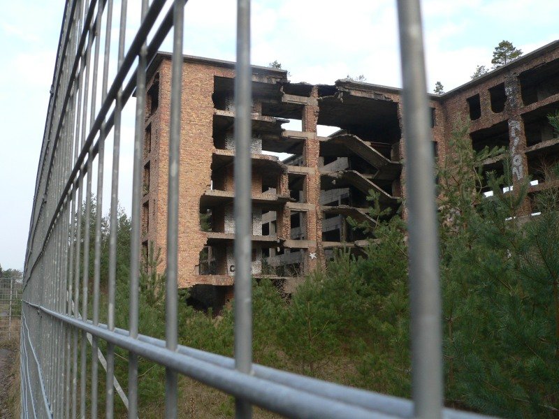 Einige Teile im Sden der gigantischen KdF-Anlage wurden von der Roten Armee gegen Ende der 40er Jahre gesprengt. Andere, wie der hier abgebildete, wurden nur teilweise gesprengt und sind immer noch als stark einsturzgefhrdete Ruine zu besichtigen. Ein Zaun hlt bermtige vom Betreten der Anlage ab. 30.12.2007