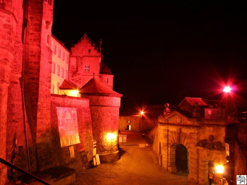 Einmal im Jahr findet die Veranstaltung  Kronach leuchtet  statt. An dessen Tagen die ganze Stadt und Ihre Sehenswrdigkeiten mit verschiedenen Lichtern erhellt werden. 
Das Bild zeigt die Festung Rosenberg in der Nacht vom 26. auf den 27. Juli 2008 die mit roten Lichtern beleuchtet wurde.