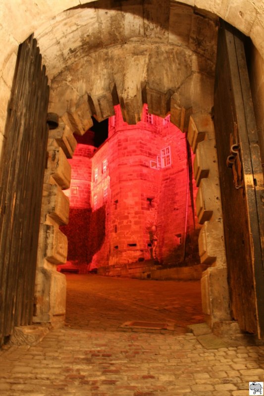 Einmal im Jahr findet die Veranstaltung  Kronach leuchtet  statt. An dessen Tagen die ganze Stadt und Ihre Sehenswrdigkeiten mit verschiedenen Lichtern erhellt werden. 
Das Bild zeigt den Blick durch das Eingangstor in den Innenhof der Festung Rosenberg in der Nacht vom 26. auf den 27. Juli 2008.