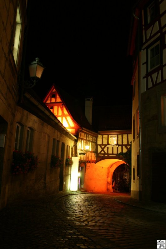 Einmal im Jahr findet die Veranstaltung  Kronach leuchtet  statt. An dessen Tagen die ganze Stadt und Ihre Sehenswrdigkeiten mit verschiedenen Lichtern erhellt werden. 
Das Bild zeigt das Bamberger Tor von der Altstadt aus gesehen in der Nacht vom 26. auf den 27. Juli 2008.