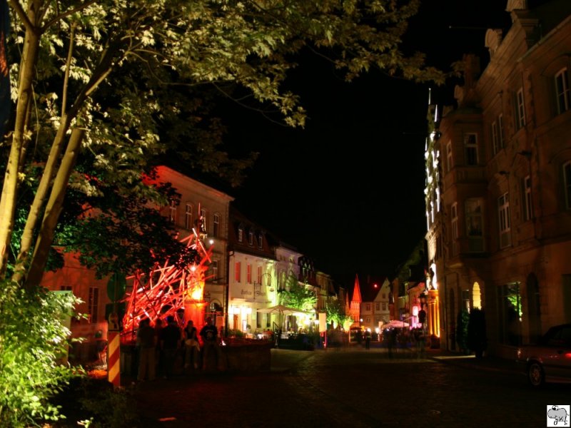 Einmal im Jahr findet die Veranstaltung  Kronach leuchtet  statt. An dessen Tagen die ganze Stadt und Ihre Sehenswrdigkeiten mit verschiedenen Lichtern erhellt werden. 
Das Bild zeigt die bund beleuchtete Lucas-Kranach-Strae in der oberen Stadt am 26. Juli 2008.