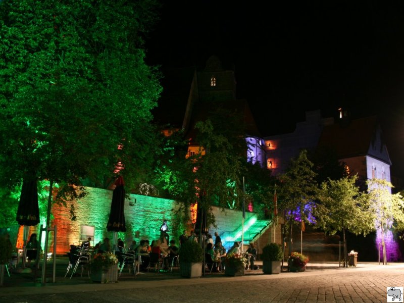 Einmal im Jahr findet die Veranstaltung  Kronach leuchtet  statt. An dessen Tagen die ganze Stadt und Ihre Sehenswrdigkeiten mit verschiedenen Lichtern erhellt werden. 
Blick vom Marienplatz auf die obere Stadt in der Nacht vom 26. auf den 27. Juli 2008.