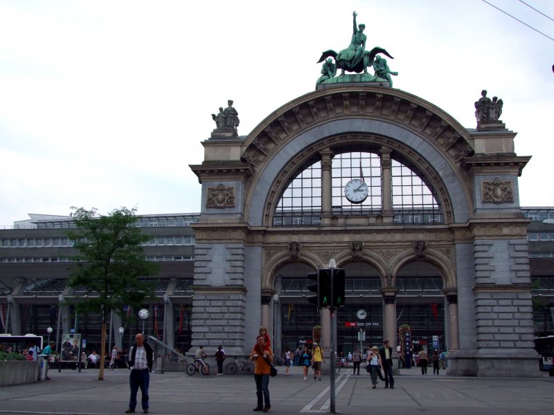  Einsam u. Verlassen  steht das  Alte Bahnhofstor  vor dem  Neuen Bhf  in Luzern;080831