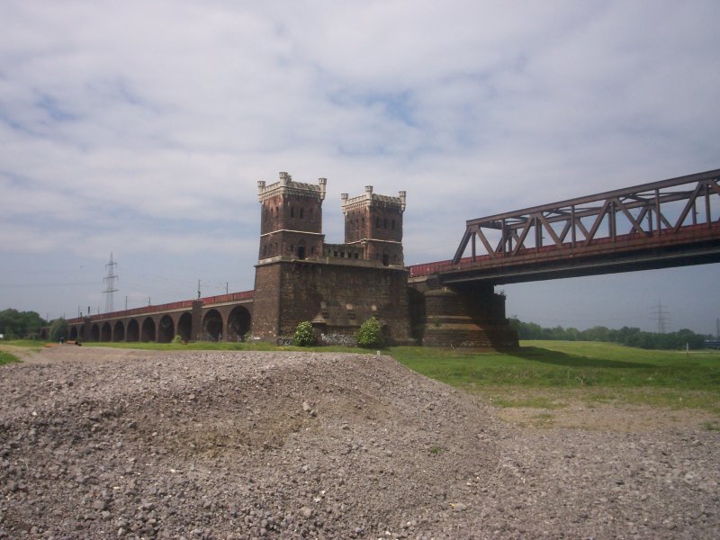 Eisenbahnbrcke Rheinhausen - Hochfeld bei Rhein km 774,38, ist eine der ersten Eisenbahnbrcken Duisburgs. Sie wurde am 23. Dezember 1873 dem Verkehr bergeben. Der Turm auf der Rheinhausener Seite wurde durch einen gleichen Turm auf der Hochfelder Seite ergnzt. Auf diesen beiden Trmen lag die Brcke ursprnglich auf und zwei Fugngerwege fhrten durch die Trme und ermglichten so die Querung per Pedes.