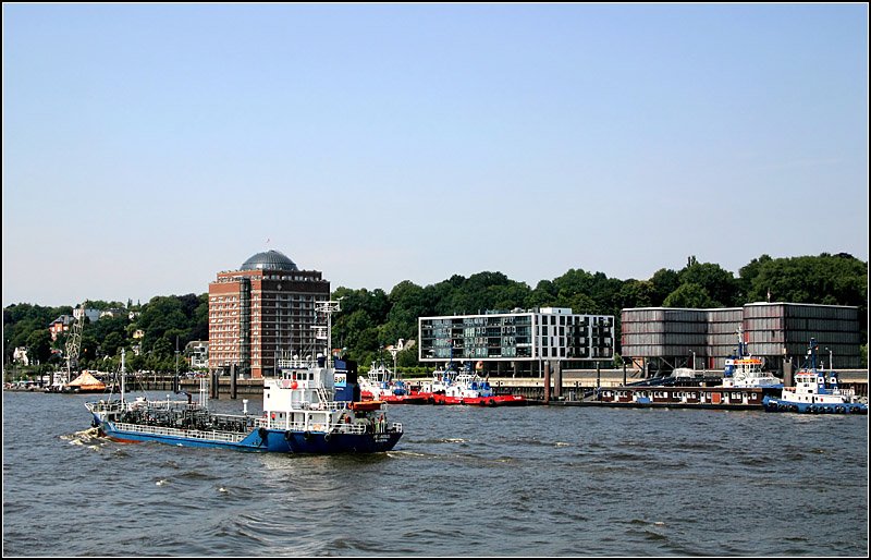 Elbaufwrts folgen dem Augustinum entlang dem Neumhlenkai weitere Neubauten, die hnlichen den Gebuden der HafenCity am Sandtorhafen ber den Kaiweg auskragen. Rechts das schon vorgestellte Gebude von BRT Architekten. 15.7.2007 (Matthias)