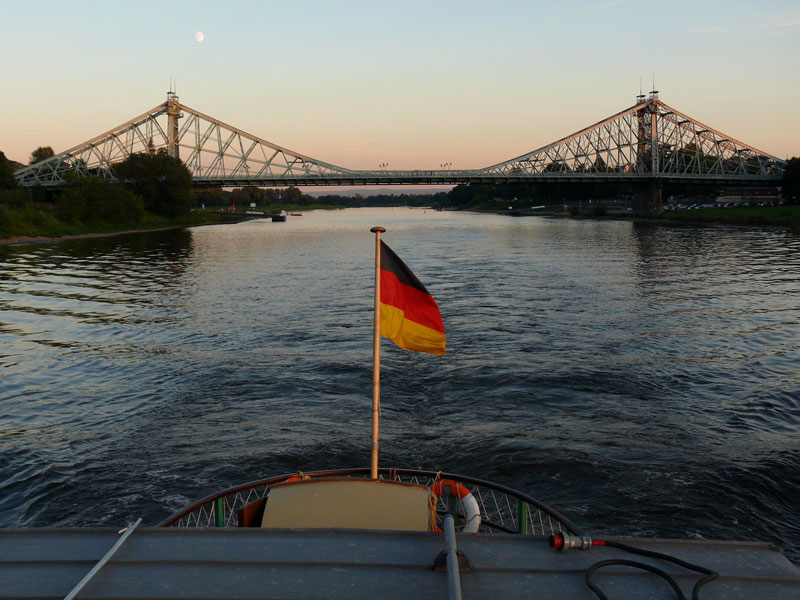 Elbbrcke  Blaues Wunder , 3.500 t schwere Stahlfachwerkbrcke, 1891-1893 erbaut, Lnge 226 m, ohne Pfeiler im Strom, zwischen den Pylonen 142 m, wie sie abends von einem Elbdampfer aus zu sehen ist; Dresden, 31.08.2009
