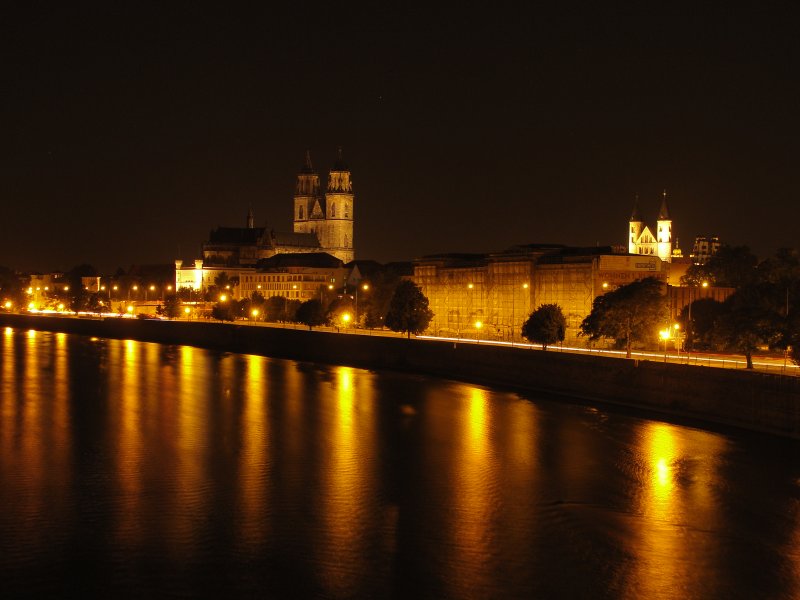 Elbpanorama mit dem Magdeburger Dom (links) und Kloster Unser Lieben Frauen (rechts). Fotografiert am 15.08.2009 von der Strombrcke.