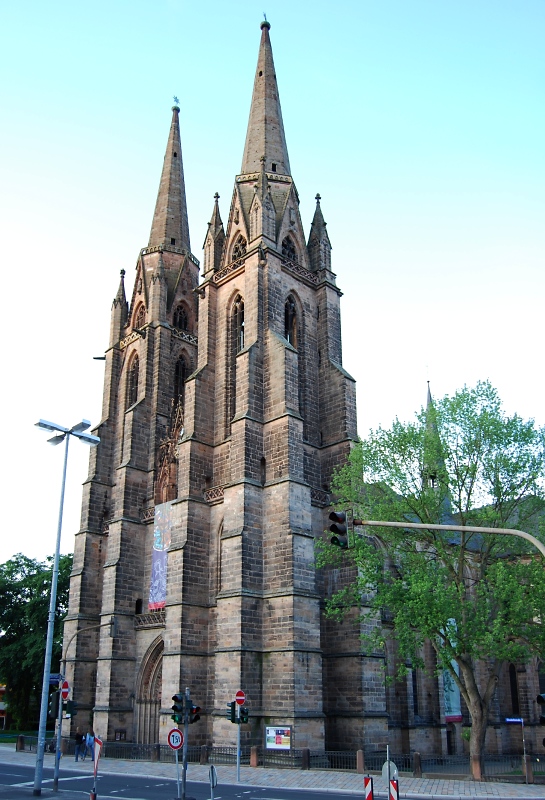 Elisabethkirche in Marburg. Erste rein gotische Kirche in Deutschland. Angeblich auch die grte Hallenkirche und (recht umstritten) auch das Vorbild zum Klner Dom. Der ueren Form der Kirche nach sogar denkbar. Die Reliquien der Elisabeth wurden durch die Protestanten allerdings von ihrem Wirkort verstreut in alle Winde, unter anderem nach Wien. Das Foto enstand im Jahr 2007, in dem sich ihr Geburtstag das 800. Mal jhrt.