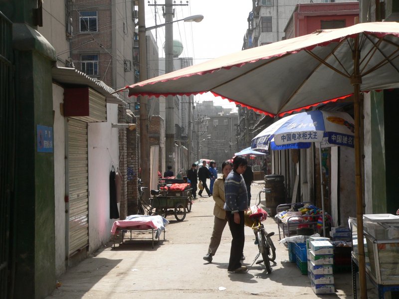 Enge Gasse in Xi'an. Hier findet man viele Lden, es ist sehr gemtlich. April 2006