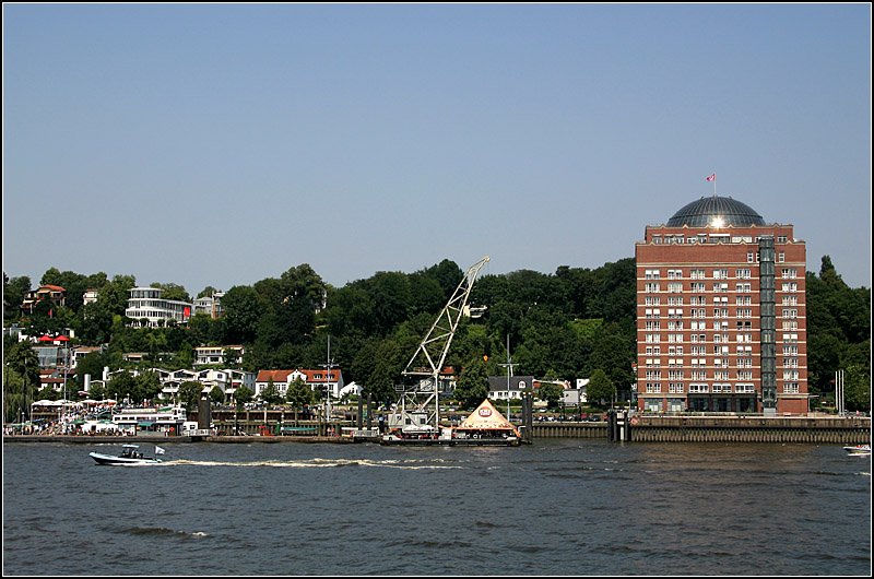 Entlang des Elbufers vom Fischmarkt St. Pauli bis zum Museumshafen velgnne entstanden in den letzten Jahren zahlreiche Neubauten, die den Wandel vom Hafengebiet zum modernen Wohn- und Dienstleistung-Einrichtungen verdeutlichen. Der Schlussstein bildet die direkt am Museumshafen liegende Seniorenresidenz Augustinum. uerlich wurde das Gebude dem frheren Unions-Khlhaus orginaltgetreu nachgebaut. Der Rundbau links auf der Anhhe beherbert das Architekturbro GMP (von Gerkan, Marg und Partner), bekannt auch durch den Bau des Berliner Hauptbahnhofes. 15.7.2007 (Matthias)