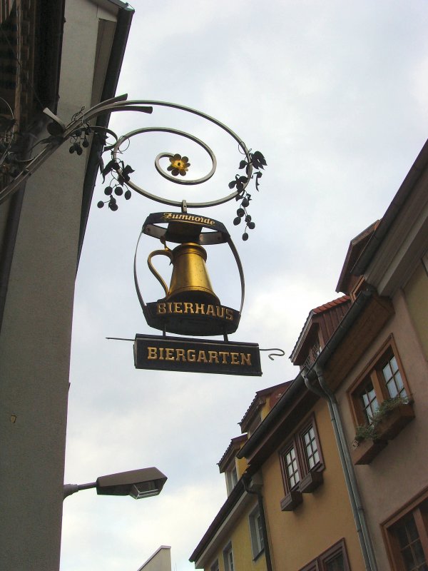 ERFURT, alte Handwerkerzeichen, hier als Werbung fr eine Gatssttte mit Biergarten, nur wenige Minuten vom Anger entfernt, Aufnahme von 2007