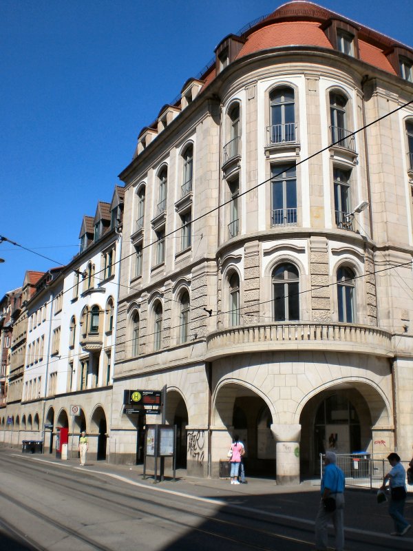 ERFURT, Blick in die Bahnhofstrasse,rechts rest. ehem. Hotel Erfurter Hof, jetzt u.a. Sparkasse Mittelthringen. Aufnahme: 15. 4. 2007