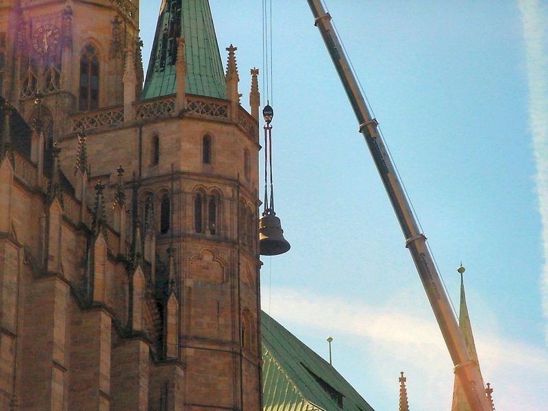 Erfurt, Dom am 9. 9. 2004. Die Glocke Gloriosa wird wieder in den Domturm gehoben