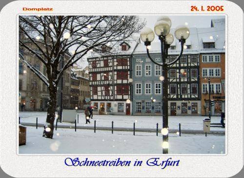 ERFURT - ein seltenes Bild: Schnee auf dem Domplatz, es fallen auch gerade noch ein paar Flocken