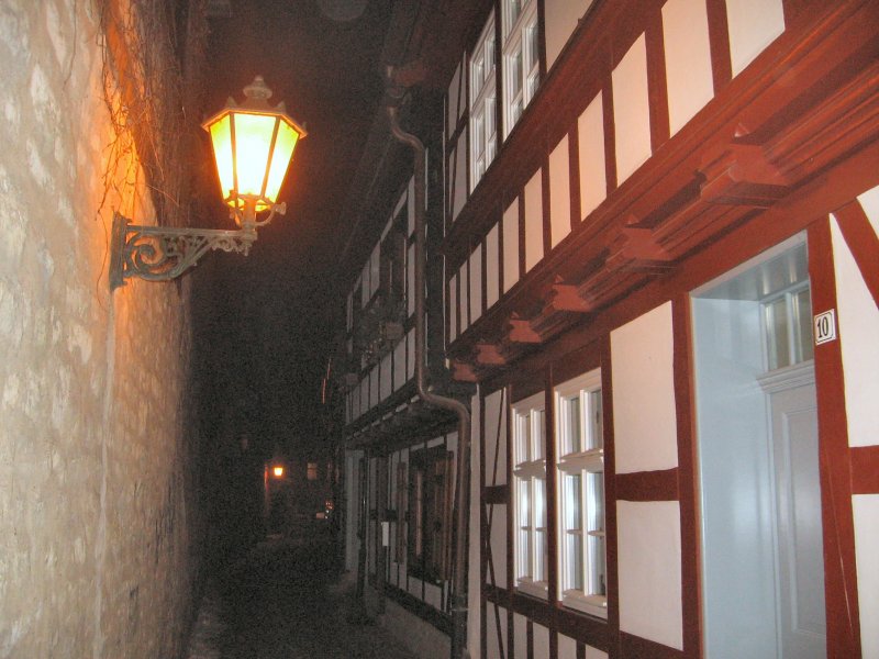 ERFURT, hist. Gasse neben den Augustinerkloster am Abend mit Fachwerkhusern, Aufnahme von 2007