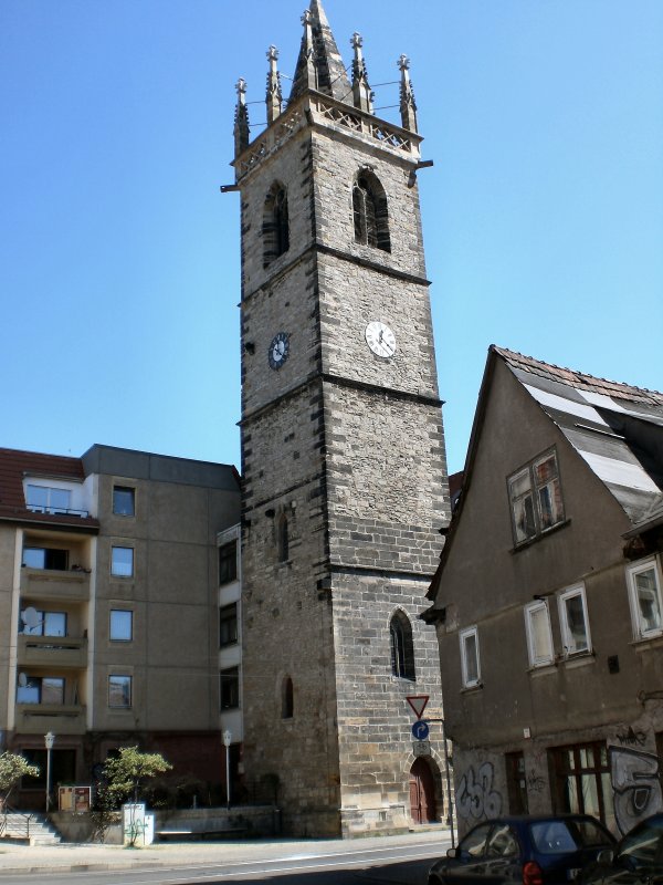 Erfurt, Johannesturm. Die dazugehrige Kirche gibt es schon lange nicht mehr.Rechts:DDR-Neubauten aus den acchtziger Jahren. Aufnahme: Sommer 2007