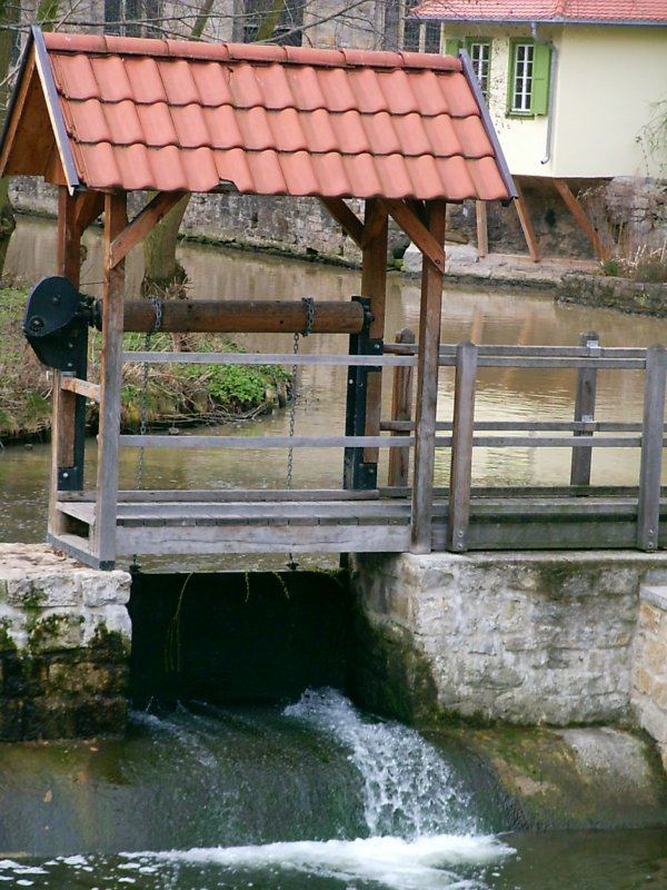 ERFURT, Neue Mhle, Wasserdurchlass am breitstrom  2004