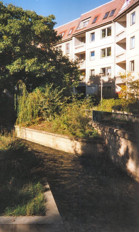 Erfurt, noch ein Motiv am Venedig, um 2004. Links im Bild beginnt eine kleine Insel, Rechts Neubauten aus den achtziger Jahren