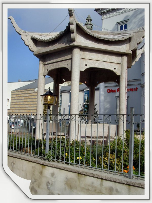 ERFURT, Pavillion vor einem rest. Haus (jetzt China-Gaststtte) am Forum f1 nhe Bahnhofstrasse/Juri-Gagarin-Ring, Aufnahme von 2007