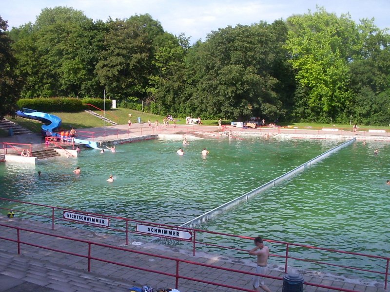 ERFURT, Sommer 2006 im Nordbad. Blick zur Rutsche und den Nichtschwimmerbereich