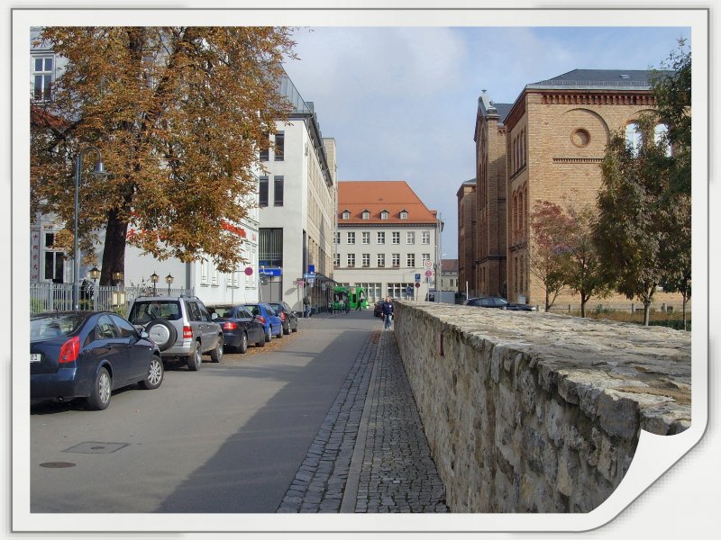 ERFURT, Stadtmauerreste - Blick zur Bahnhofstrasse, ehem. Reichsbahnschule, Aufnahme von 2007