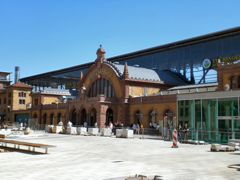 Erfurter Hauptbahnhof im Sommer 2007. Sowohl am und im Hauptbahnhof als auch am Bahnhofsvorplatz wird noch gebaut