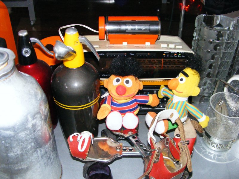 Ernie und Bert aus der Sesamstrae im Schaufenster eines Second-Hand-Ladens in der nrdlichen Bochumer Innenstadt am 26. April 2008.