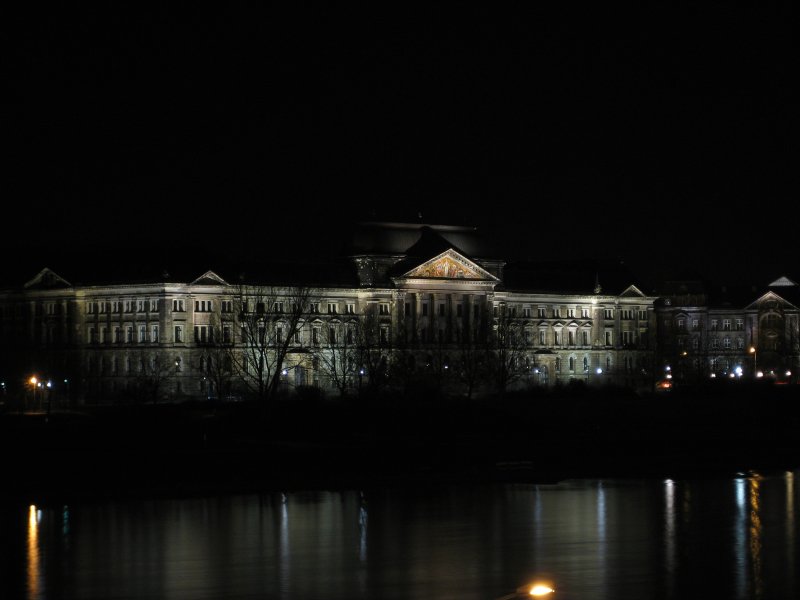 erster Versuch von Nachtaufnahmen -Finanzministerium Dresden - mit einer IXUS 65 vom Terrassenufer aus

Kritik erbeten