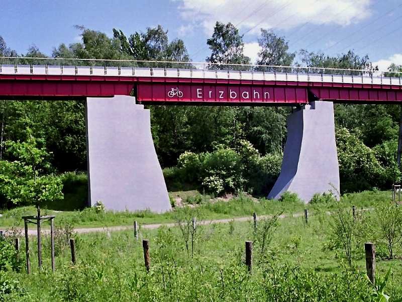 Erzbahn-Brcke Nr. 9 (30. Mai 2007). Die Erzbahn wurde zwischen 1901 und 1914 gebaut und diente u.a. der Verbindung der Hochofenwerke des Schalker und des Bochumer Vereins in Gelsenkirchen bzw. Bochum mit dem Hafen Grimberg am Rhein-Herne-Kanal. Der Betrieb endete 1993. Danach wurde (und wird noch) die Trasse als Rad- und Wanderweg ausgebaut.