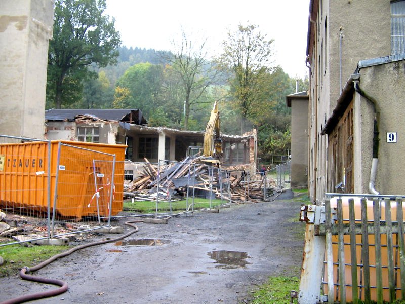 Es ist interessant und gleichzeitig ein komisches Gefhl, wenn man sieht wie ein Gebude verschwindet welches einen Teil der eigenen Kindheit geprgt hat, Burkhardtsdorf Becherstrae 05.10.07