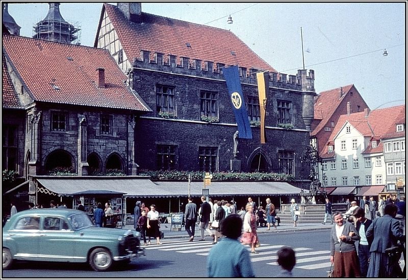 Es wird Zeit fr eine Bilderserie, die sich mit meiner alten Heimatstadt Gttingen befasst, in der ich bis 1989 gelebt habe. Auf diesem Bild sieht man das alte Rathaus der Stadt mit dem Marktplatz und dem Gnselieselbrunnen. Bei dem Bild handelt es sich um den Scan eines Dia aus dem Archiv meines verstorbenen Vaters Alfred Schmidt, das vermutlich Anfang bis Mitte der 60er Jahre des letzten Jahrhunderts aufgenommen wurde. Die nicht so optimale Qualitt bitte ich zu entschuldigen.