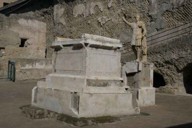 Es wirkt als htten sich hier gestern noch die Senatoren getroffen. Herculaneum, 24.02.2008. 