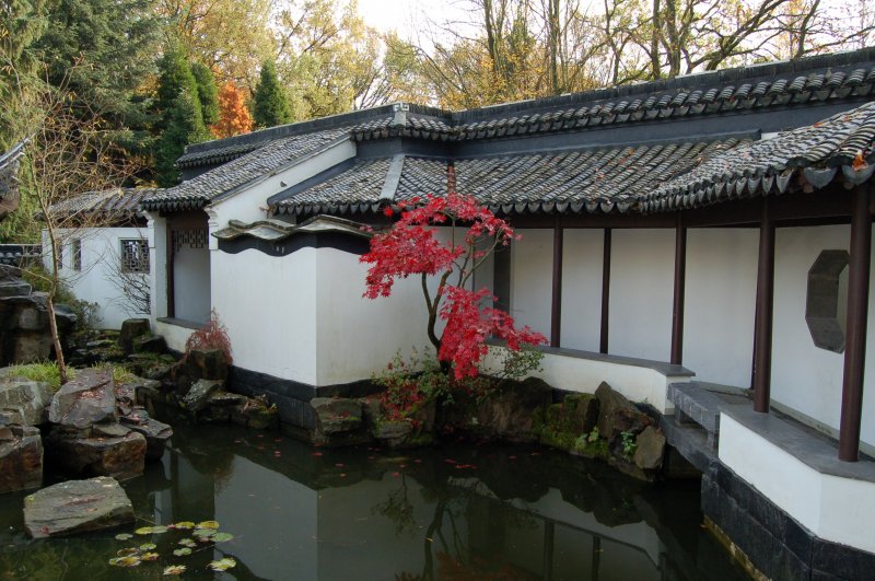 Es wurden schlichte Materialien zur Errichtung des Chinesischen Gartens in zurckhaltenden Farben gewhlt, so dass die Farbenpracht der Natur besonders im Herbst zur Geltung kommt.