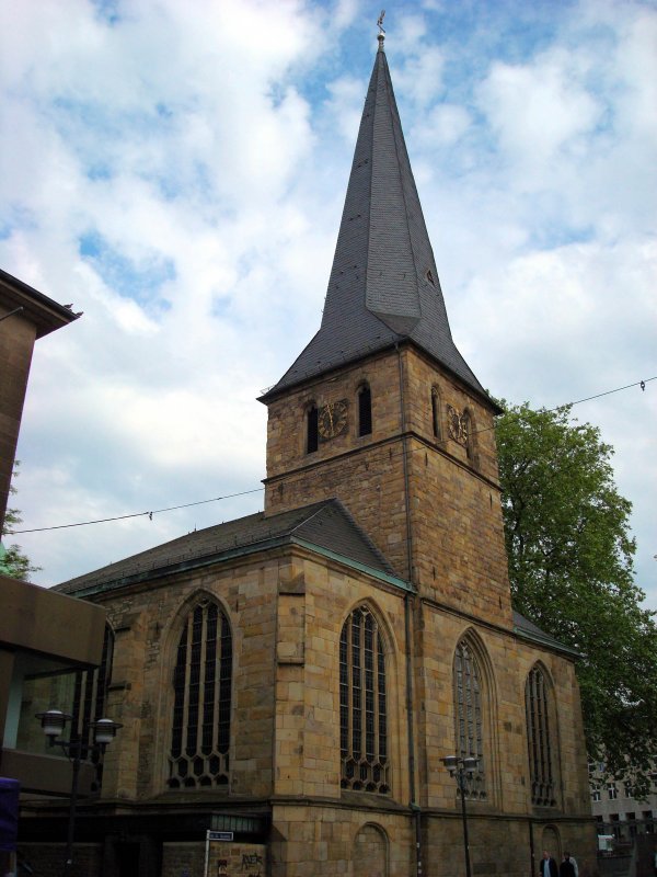 Essen. Dom, Aussenfassade mit Turm ganz im Westen, 14. Mai 2009 17:58