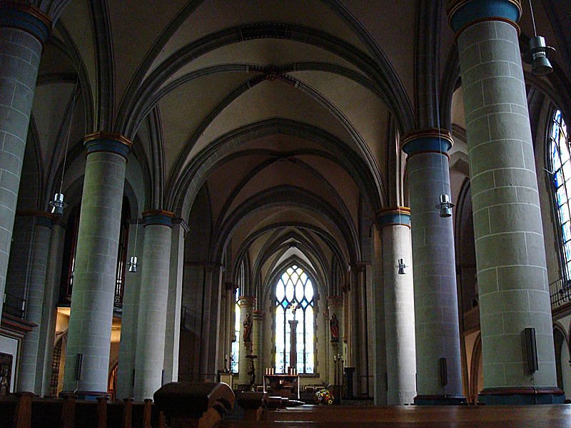 Essen. Dom, Mittelschiff Richtung Osten und Chor, 14. Mai 2009 17:25