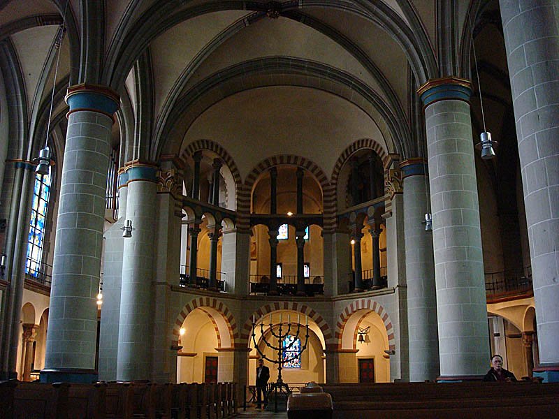 Essen. Dom, Mittelschiff Richtung Westbau. Dieser erinnert innen an die Pfalzkapelle Karls des Grossen in Aachen. 14. Mai 2009 17:24