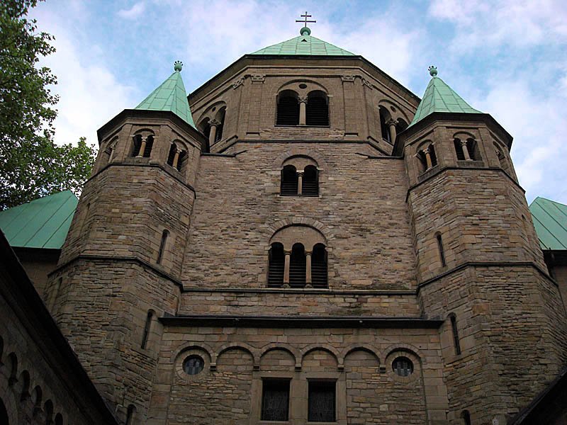 Essen. Dom, romanische Aussenfassade mit Trmen ber dem Westbau vom Atrium aus gesehen, 14. Mai 2009 17:09