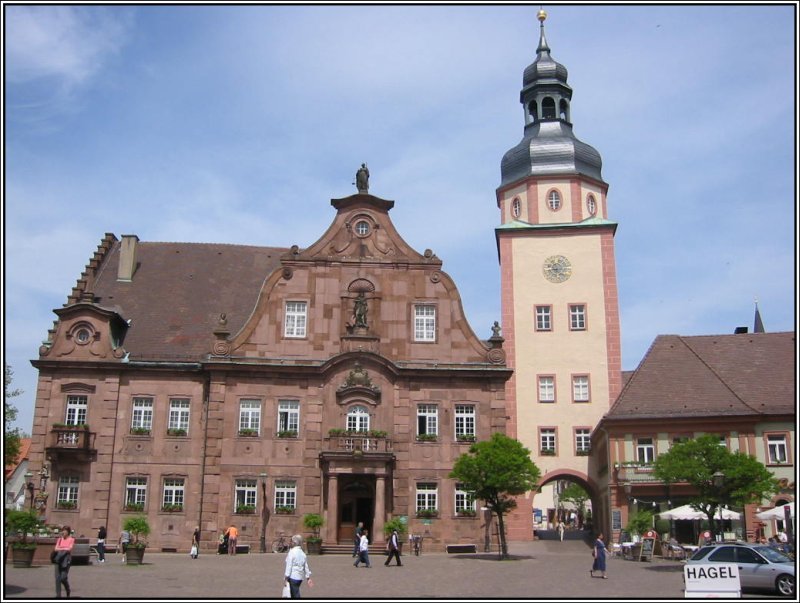 Ettlingen liegt wenige Kilometer sdlich von Karlsruhe am Nordrand des Schwarzwaldes und am Eingang zum Albtal. Im Bild der Marktplatz mit dem Rathaus. (15.05.2006)