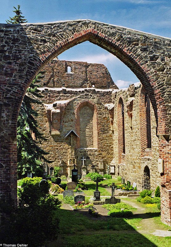 Etwas einmaliges ist der Nicolaifriedhof - er befindet sich z.T. in einer Kirchenruine! Aufnahme vom Mai 2005