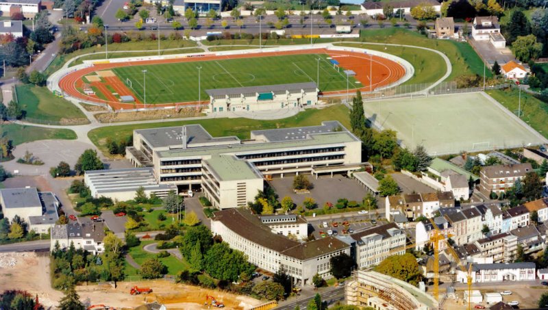 Euskirchen Stadion und im Vordergrund  Emil-Fischer-Gymnasium  - Luftaufnahme Sommer 1993